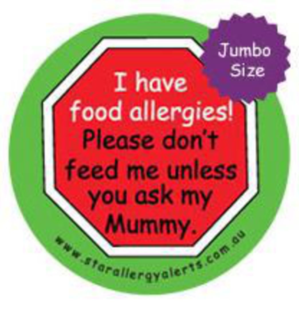 I have food allergies! Please don't feed me unless you ask my Mummy. Jumbo badge (85mm) image 0